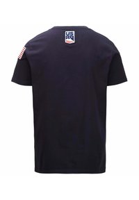T-shirt di cotone blu navy con logo "US" ricamato con montagne e stelle sul retro e toppe della bandiera americana sulla manica sinistra.