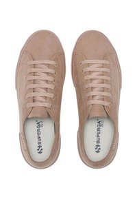 Sneaker scamosciate color marrone chiaro con punte rotonde, lacci frontali e suole in gomma color beige. Presentano un logo bianco sulla soletta.