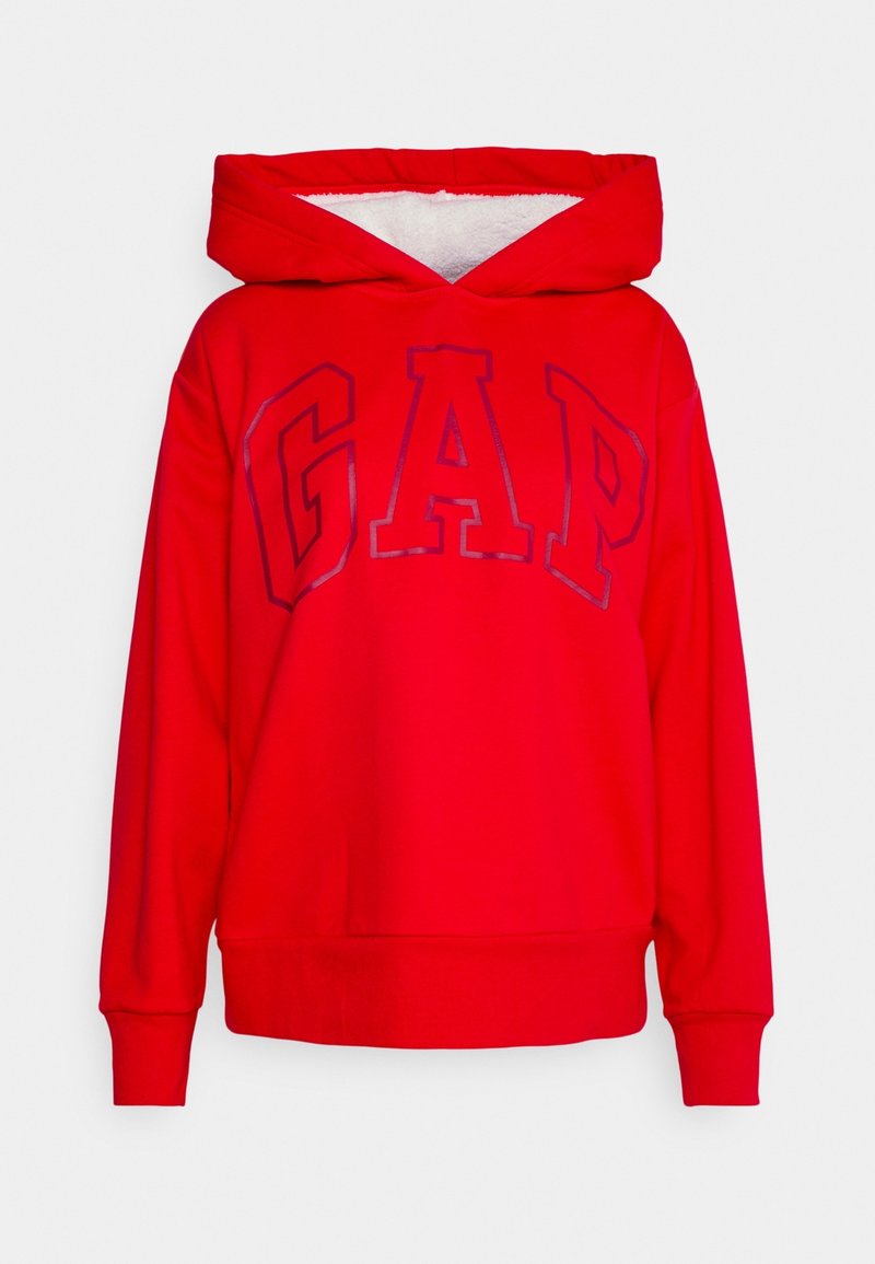 Sweat à capuche rouge avec une doublure en polaire blanche et de grandes lettres "GAP" imprimées en rouge foncé sur la poitrine.