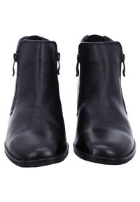 Botas negras hasta el tobillo con un acabado de cuero suave, con cremalleras laterales y un diseño de punta ligeramente afilada. Suela plana de goma.