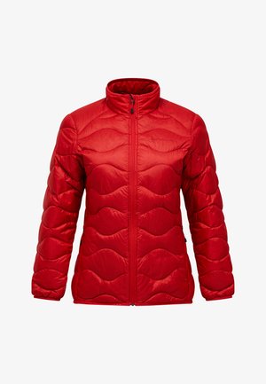 Veste matelassée rouge avec col montant, fermeture éclair à l'avant et coutures en forme de vagues sur les manches et le corps.