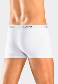 Weiße Baumwoll-Boxershorts mit einem schwarzen, mit "s.Oliver" gebrandeten Bund. Glatte Textur, Oberschenkellänge, figurschnitt.