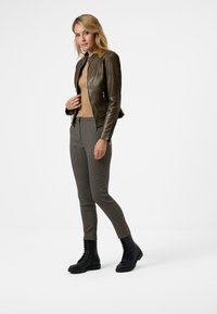 Ricano MARIA - Klassisk kappa / rock - olive