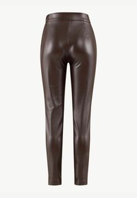 Pantaloni in ecopelle marrone con una texture liscia, design aderente, vita a media altezza e dettagli delle cuciture discreti sulla parte frontale.