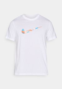 Camiseta de algodón blanca con un logo de Nike multicolor en tonos naranja, azul y crema, cuello redondo y mangas cortas.