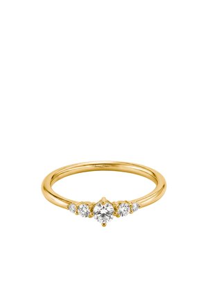 Goldener Ring mit einem dünnen Band, der einen zentralen runden Diamanten zeigt, flankiert von je zwei kleineren Diamanten auf jeder Seite.
