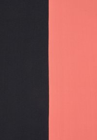 Twee stoffen panelen: de ene kant is volledig zwart, de andere kant is volledig koraal. Beide zijn ribbelig met een gladde textuur en geen zichtbare patronen.