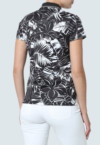 Černé a bílé polo tričko s krátkým rukávem s tropickým vzorem listů, s límečkem a hladkým, strukturovaným materiálem.