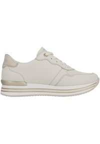 Weiße Sneakers mit einem glatten Leder-Obermaterial, metallisch goldener Akzent an der Ferse und einer strukturierten Sohle mit hellgrauen und weißen Streifen.