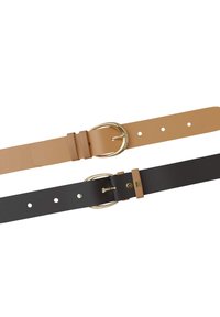 Zwei Gürtel, einer in Beige und einer in Schwarz, beide mit goldenen, runden Schnallen. Die Gürtel haben eine glatte Oberfläche und mehrere Einstelllöcher.