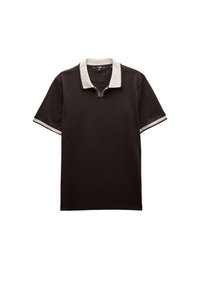 Polo shirt met korte mouwen in donkerbruin, met een contrasterende witte kraag en mouwafwerking. Gemaakt van gladde katoenstof. V-hals detail.