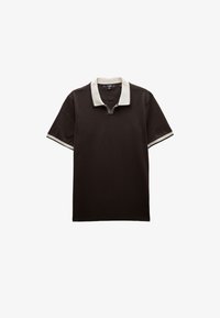 Polo de manga corta en marrón oscuro, con un cuello y ribetes en blanco contrastantes. Fabricado con una suave tela de algodón. Detalle de escote en V.