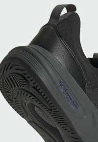 Čierna atletická obuv s textúrovaným koženým povrchom, zaoblenou gumovou podrážkou s podrobným trakčným vzorom a výnimočným akcentom loga "Cloudfoam".