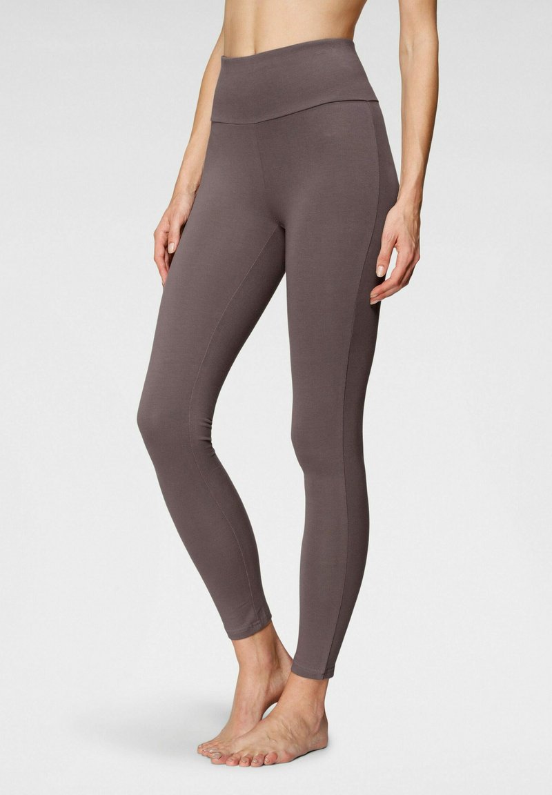 Leggings a vita alta in taupe uniforme, realizzati in tessuto morbido e elasticizzato. Presentano una vestibilità slim e pannelli laterali senza cuciture per comfort e flessibilità.