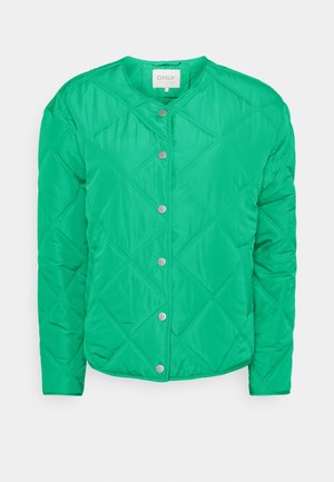 Veste matelassée verte avec encolure ronde et fermeture à boutons-pression sur le devant, présentant un motif de surpiqûres en forme de losange.