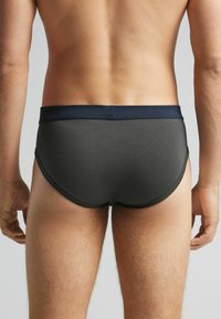 Heren onderbroeken in donkergrijs met een marineblauwe tailleband. Kenmerken zijn een gladde textuur en een aansluitend ontwerp, waarbij een ronde achterkant wordt getoond.