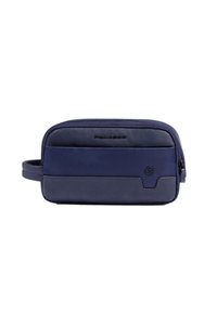 Marineblauw toilettasje met een gestructureerd oppervlak van leer en stof, voorzien van een rits, een zijhandvat en een opvallend logodetail aan de voorkant.