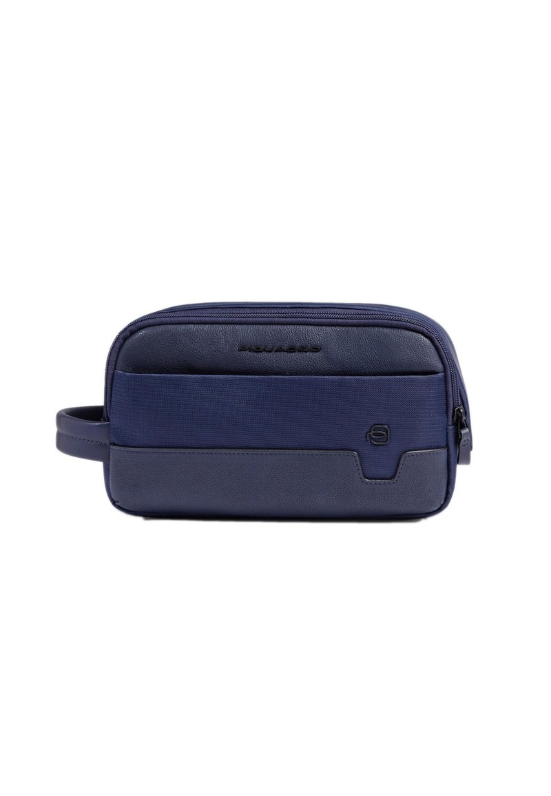 Marineblauw toilettasje met een gestructureerd oppervlak van leer en stof, voorzien van een rits, een zijhandvat en een opvallend logodetail aan de voorkant.