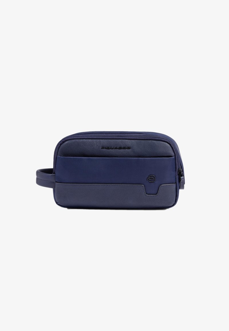 Marineblauw toilettasje met een gestructureerd oppervlak van leer en stof, voorzien van een rits, een zijhandvat en een opvallend logodetail aan de voorkant.