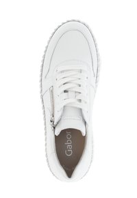 Witte leren sneakers met een gestructureerde zool, vetersluiting en een rits aan de zijkant. Voorzien van een zachte binnenvoering met branding.