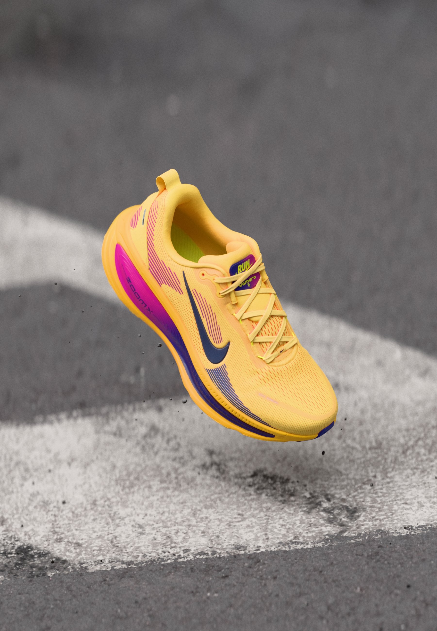 Nike Performance VOMERO 18 - Road running shoes - citron pulse