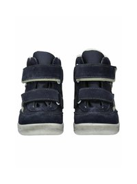 Námořnické vysoké tenisky s suchými zipy, texturovaný semiš a textilní svršek, polstrovaný límec a gumová podrážka.