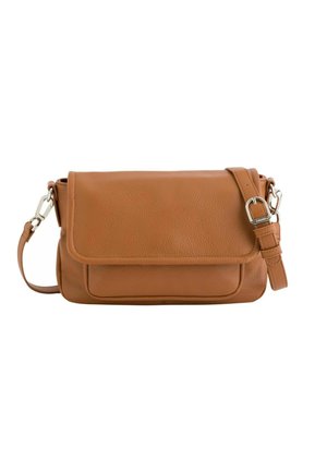 Sac bandoulière en cuir marron avec fermeture à rabat, bandoulière réglable et boucles en métal argenté sur fond blanc.