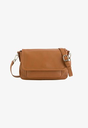 Braune Leder-Umhängetasche mit Klappverschluss, verstellbarem Riemen und silberner Schnallenbeschläge vor weißem Hintergrund.