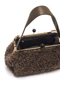Borsa marrone con texture realizzata in materiale soffice, con una struttura in metallo color oro e un manico in pelle di colore marrone scuro, dotata di chiusura a scatto.