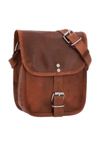 Brązowa skórzana torba messenger z klapą, srebrnymi elementami, zapięciem na przodzie oraz paskiem na ramię. Gładka faktura z naturalnymi wzorami słojów.