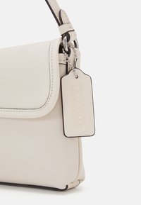 COACH HAMPTONS BAG - Rankinė - chalk