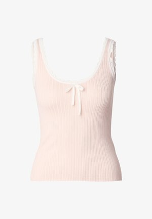 Lichtroze geribde gebreide mouwloze top met wit gegolfd zoompje op de bandjes en een kleine strik aan de voorkant bij de halslijn.