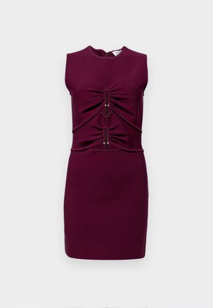 Rochie ajustată fără mâneci, într-o nuanță profundă de burgund, cu detalii pliate la talie și un material neted, elastic. Fermuar la spate.