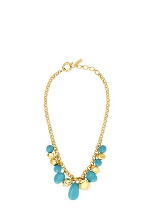 Collier en chaîne dorée avec breloques alternées de perles turquoise et dorées irrégulières, fixé par un fermoir à ressort rond.