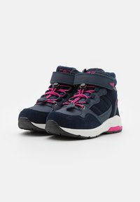 Mørkeblå mid-top sko med rosa detaljer, teksturert semsket skinn og mesh-paneler, festet med borrelås og kontrasterende snøring, gummisåle.