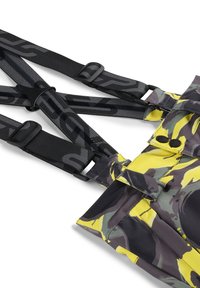 Geel en grijs camouflage tuinbroeken met verstelbare zwarte banden en plastic gespen. Heeft knopenaccenten aan de voorkant.