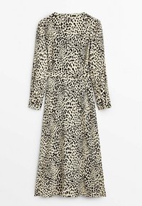 Robe à imprimé léopard avec manches longues, taille ceinturée et ourlet évasé. Confectionnée en tissu doux avec un motif crème et noir.