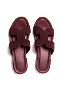 Sandalias de verano burdeos con tiras texturizadas en diseño en X, plantilla acolchada y superficie suave. Fabricadas en material sintético.