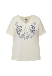 Camiseta de algodón blanca con escote en V, que presenta bordados de paisley azul y sutiles puntos decorativos en la parte frontal. Mangas cortas y corte relajado.