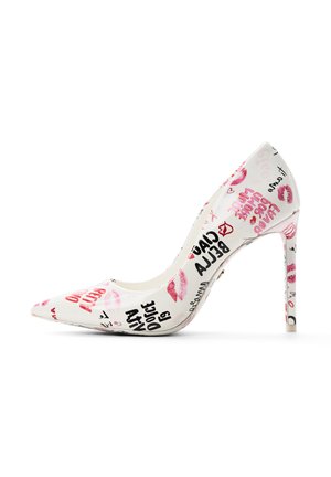 Weißer Pumps mit hohem Absatz und spitzer Zehe, mit glänzendem Finish und bedruckten Kussmundabdrücken in Pink und Rot sowie handschriftlichen Textakzenten.