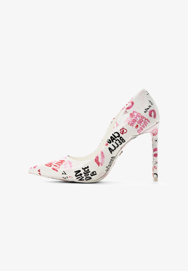 Witte pumps met hoge hak en spits toelopende neus, met een glanzende afwerking en bedrukt met lippenstiftafdrukken in roze en rood, samen met accenten van handgeschreven tekst.