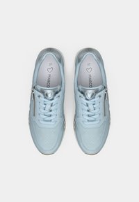 Ανοιχτό μπλε αθλητικά παπούτσια με διάτρητη υφή, στρογγυλή μύτη, ρυθμιζόμενα κορδόνια και αξεσουάρ με φερμουάρ στο πλάι. Μέγεθος 37 σημειωμένο στο εσωτερικό.