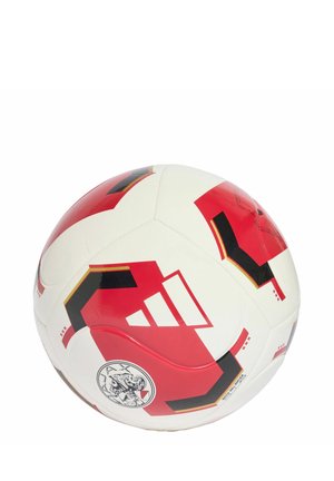 Hvid og rød Adidas fodbold med sorte accenter og Ajax Amsterdam fodboldklubs logo.