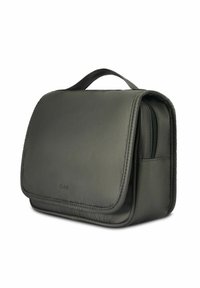 Oliwkowa kosmetyczka z klapką, wykonana z gładkiego materiału, z boczną kieszenią na zamek i uchwytem u góry do łatwego noszenia.