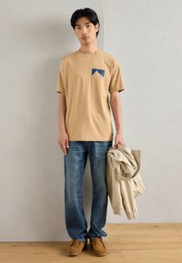Scotch & Soda RELAXED FIT FRONT BACK  - Print T-shirt - tannin