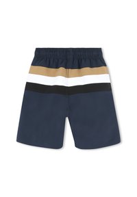 Shorts de bain navy avec des rayures horizontales beiges, blanches et noires au niveau du milieu. Taille élastique pour plus de confort.