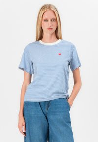 Randig blå och vit t-shirt med rund halsringning och liten röd hjärtdetalj på bröstet, tillverkad av mjukt bomullstyg.
