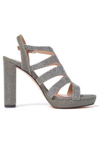 Sandalo con tacco alto in tessuto grigio con dettagli in strass. Presenta numerose cinghie incrociate e un tacco quadrato spesso.