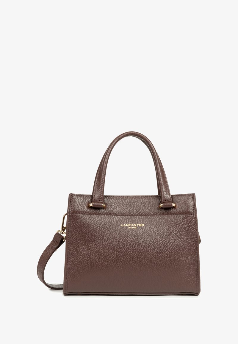 Braune Lederhandtasche mit strukturierter Oberfläche, doppelten oberen Griffen, abnehmbarem Schulterriemen und goldenen Logo-Akzenten auf der Vorderseite.