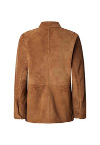 Chaqueta de ante marrón con una textura suave, de mangas largas, cuello de camisa y costuras en la parte posterior. Cuenta con un detalle perforado en las mangas.